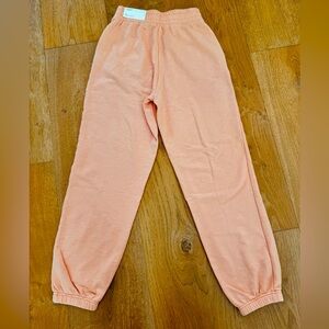 BNWT American Eagle women’s peach boyfriend jogger XS.